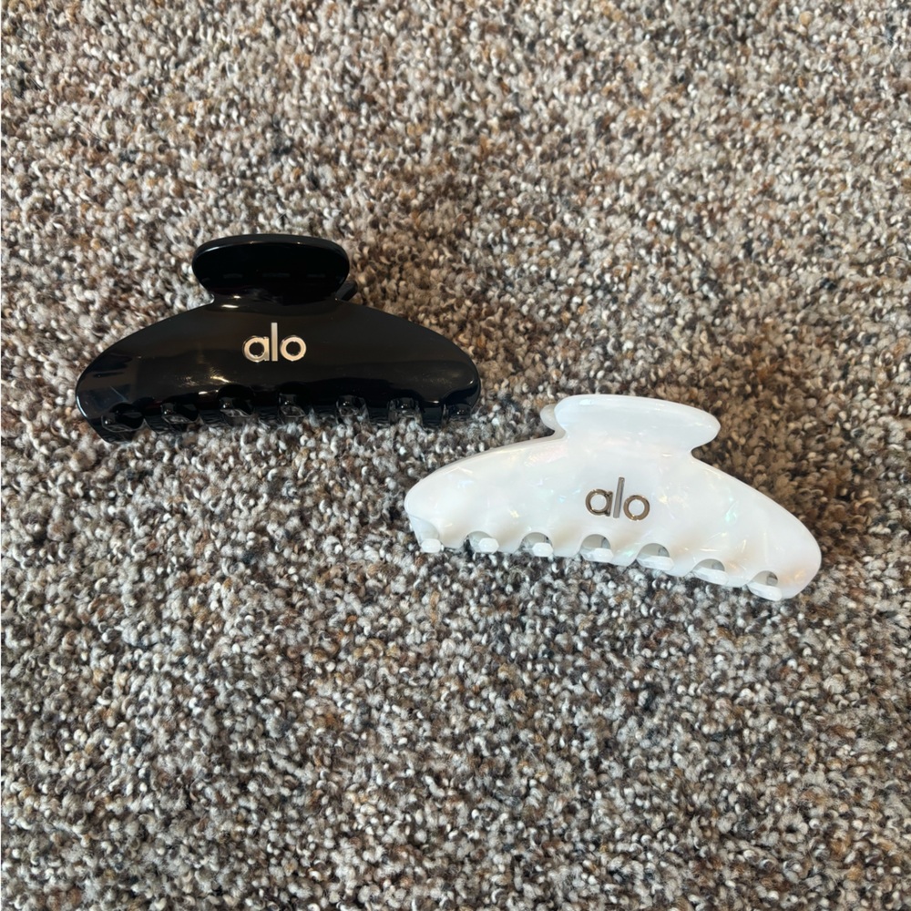 ALO Yoga hair claw clip set black + white pearl 2 pack